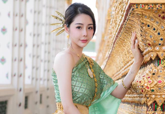 网红晴天在士林夜市上空穿围裙烤鱿鱼爆红。（图／ee4646ee IG）