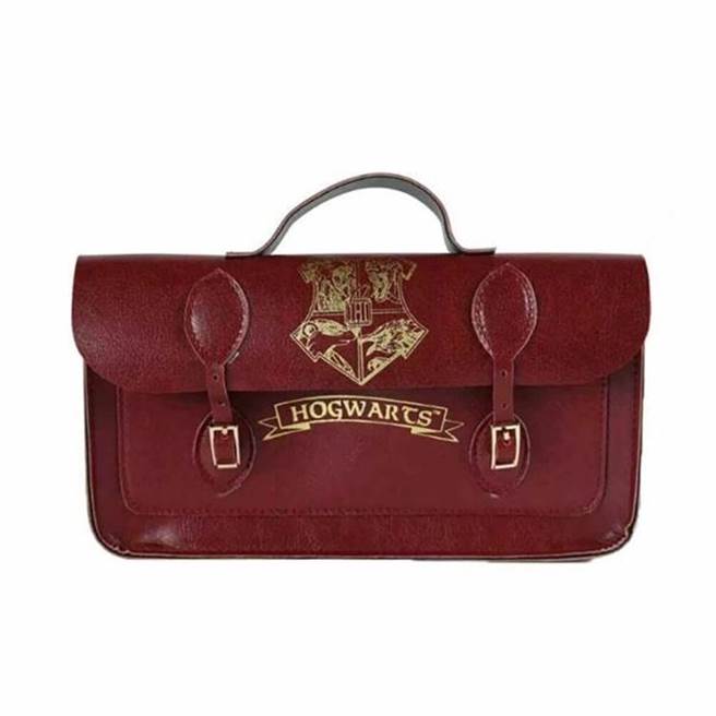 現在到全家App有機會兌換哈利波特、迪士尼萬聖節好物，包括霍格華茲深紅小提包／化妝包 ，800點加649元即可帶走。（全家提供／朱世凱台北傳真）