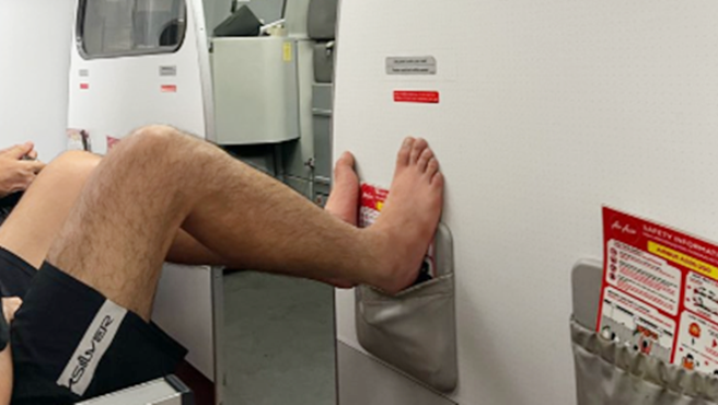 男網友日前從菲律賓搭機返台，他坐在靠窗的位置，旁邊坐了一對情侶，只見男子全程把腳踩在牆上。（圖／翻攝自爆料公社）