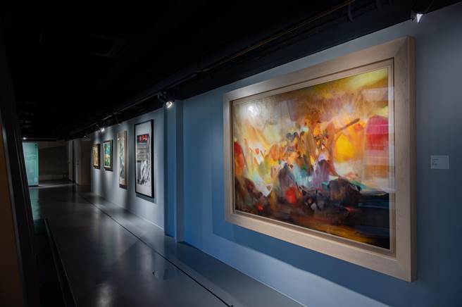 大学美术馆同时具备教学与展览等功能，师大美术馆展示诸多名家典藏，其中包含曾在该校任教的旅法艺术家朱德群画作《奇妙之光》（右一）。（李侑珊摄）