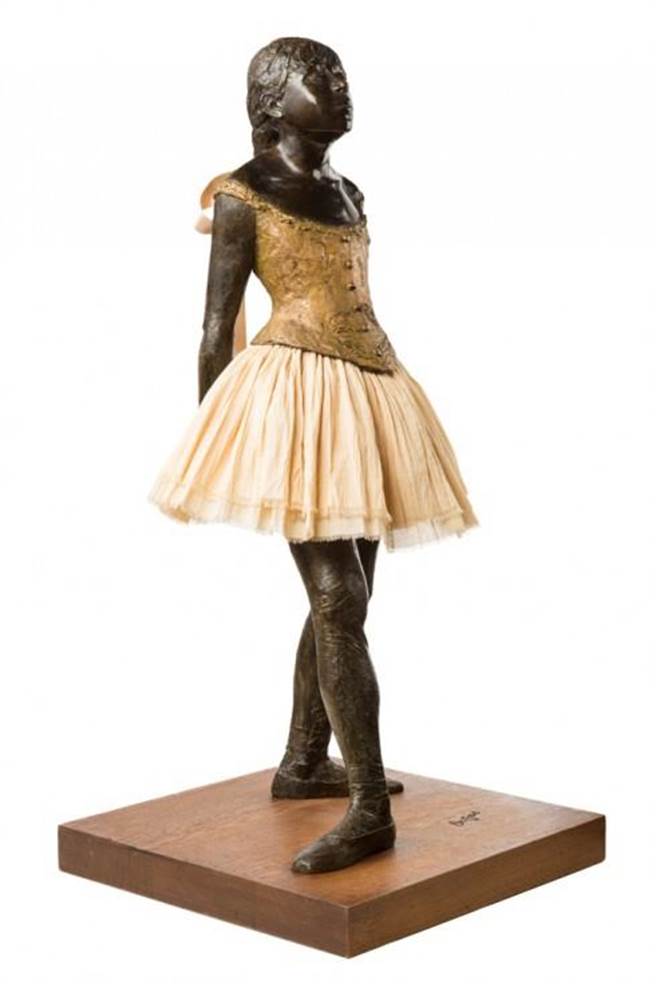 亚洲大学现代美术馆收藏法国艺术大师窦加的《14岁的小舞者》雕塑，被视为镇馆之宝之一。(取自亚洲大学现代美术馆官网／李侑珊台北传真)