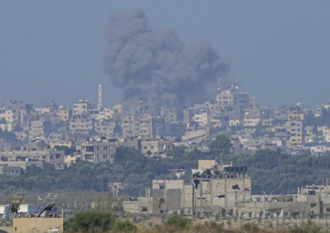 以色列10月15日空袭加萨走廊，冒出阵阵浓烟。（美联社）