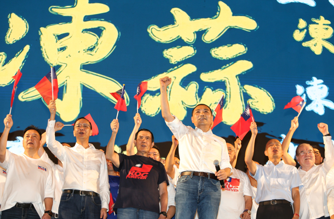 國民黨總統參選人侯友宜14日於新北舉行競總成立大會，包括前總統馬英九（左三）、前高雄市長韓國瑜（右二）等大咖皆出席。（資料照）