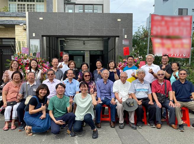 人生斜槓經歷豐富的彰化縣員林市老文青吳東興（第二排左四）15日雙喜臨門，親朋好友都來慶賀他新居落成及新書發表。（孫英哲攝）