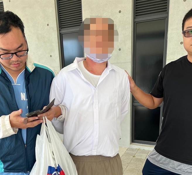 新竹分局湖口派出所趁車手與被害人之一面交之時，一舉逮捕，並起出作案證物以及30萬現金。（新湖分局提供／邱立雅竹縣傳真）