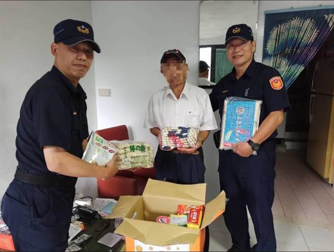士林警分局溪山派出所9月初到至善路3段張姓獨居老翁住處贈送愛心物資。（士林警分局提供）