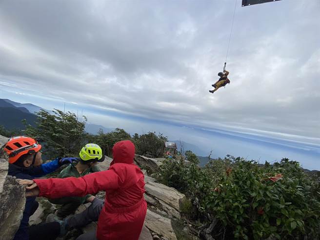 57歲女山友因不慎摔傷導致額頭腫脹、腳扭傷無法行動，且疑有腦震盪，經在檜谷山屋休息1晚後，15日由直升機吊掛下山送醫救治。（屏東消防局提供／謝佳潾屏東傳真）