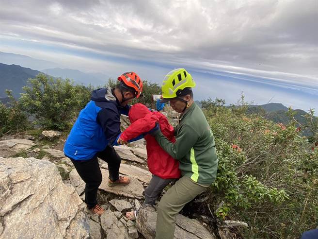 57歲女山友因不慎摔傷導致額頭腫脹、腳扭傷無法行動，且疑有腦震盪，經在檜谷山屋休息1晚後，15日由直升機吊掛下山送醫救治。（屏東消防局提供／謝佳潾屏東傳真）