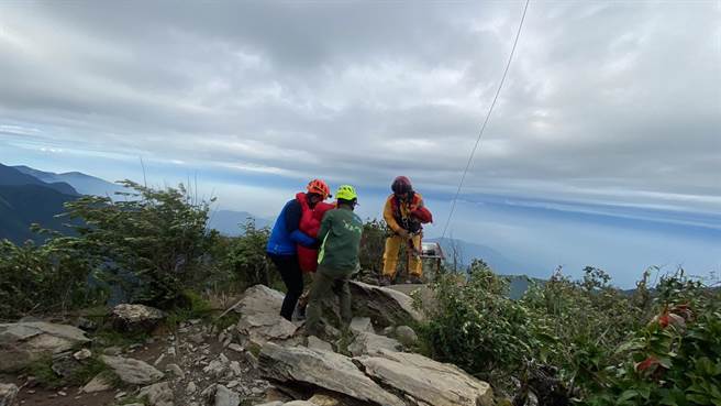 57歲女山友因不慎摔傷導致額頭腫脹、腳扭傷無法行動，且疑有腦震盪，經在檜谷山屋休息1晚後，15日由直升機吊掛下山送醫救治。（屏東消防局提供／謝佳潾屏東傳真）