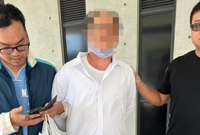 警方埋伏逮捕诈骗集团车手。（翻摄画面）