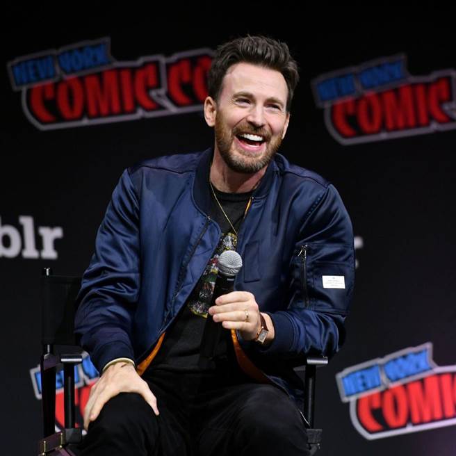 「美国队长」克里斯婚后首度现身出席于纽约的活动，手上金色婚戒亮晶晶。（摘自X@@archivcevans）