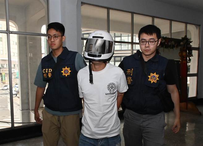 高雄市梓官区中正路青龙宫前今（15）日上午7时传出枪声，警方调查，疑似诈骗集团黑吃黑，警方在案发后迅速厘清案情，于下午4时将主嫌46岁吴姓男子（中）带到冈山分局侦查，吴姓主嫌否认开枪。（林瑞益摄）