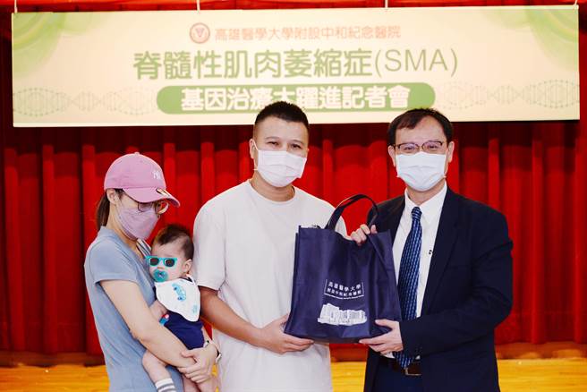 高雄1名4個月又11天大的男嬰出生後因頭部無法直立、全身軟弱無力，哭聲微弱，送到高醫看診，被診斷出為罕見地脊髓性肌肉萎縮症（Spinal Muscular Atrophy，簡稱SMA）。（楊舒婷攝）