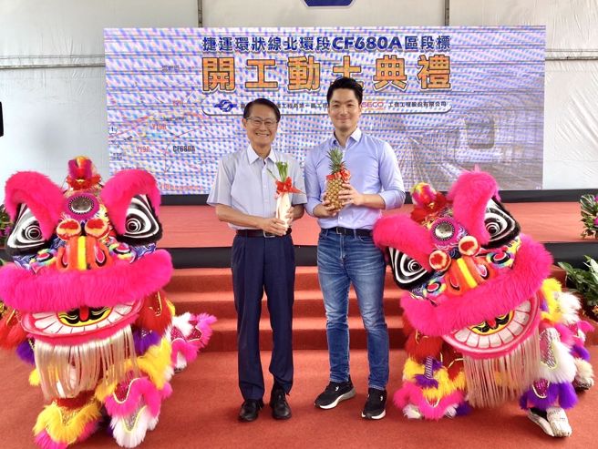 蔣市長及陳副市長接好旺果好彩頭（新北市政府捷運局提供）