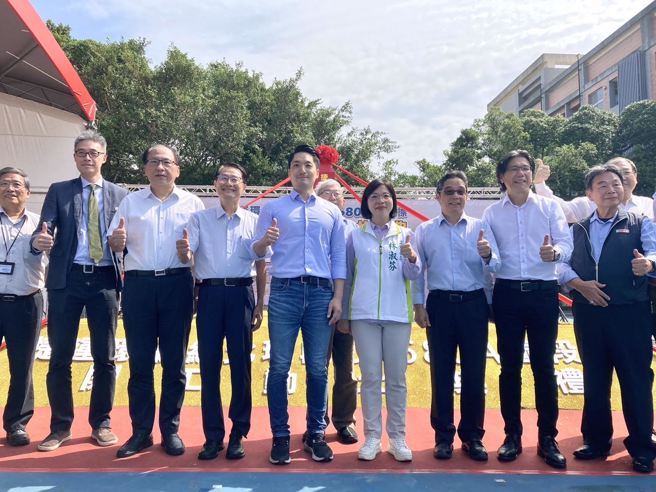 雙北及貴賓合影留念（新北市政府捷運局提供）
