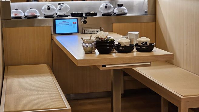 一個小家庭吃完壽司後，把桌面收拾整理乾淨。（翻攝自爆廢公社二館臉書）