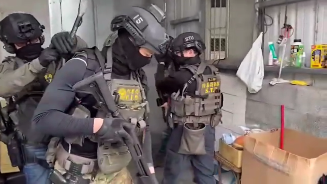 警方攻堅破獲詐騙集團轉帳水房。（翻攝畫面）