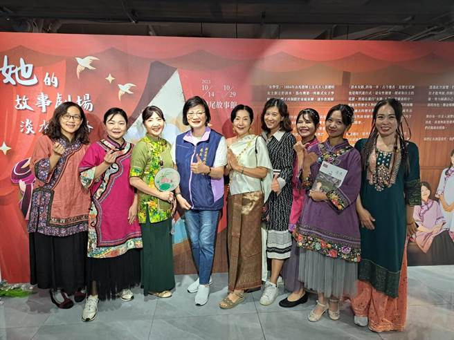 社会局长李美珍（左四）参加淡水女路3.0成果发表并与学员合影。（新北市社会局提供／蔡亚桦新北传真）