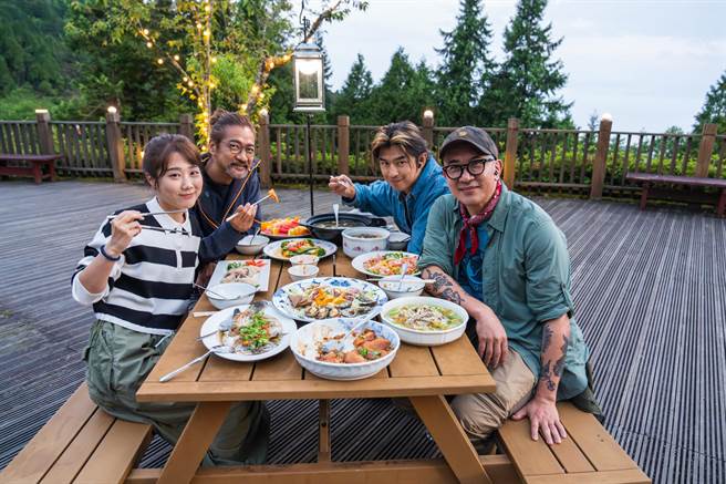 韩勾ㄟ金针菇（左起）、台大教授余家斌、陈柏霖、具俊晔。（灰鱼影像提供）