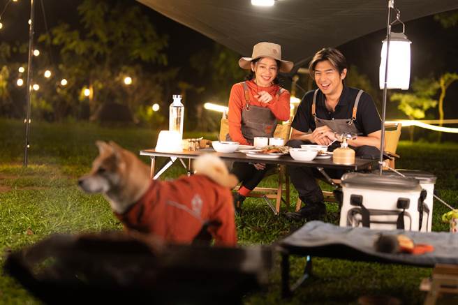 徐若瑄（左）私下依旧平易近人。（灰鱼影像提供）