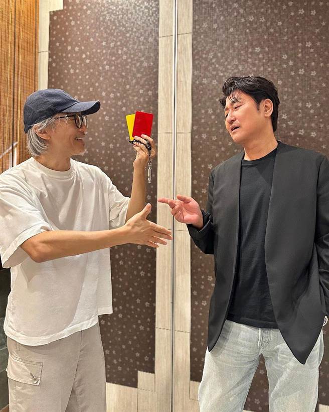 周星馳（左）邀請宋康昊演出新片《少林女足》。（摘自IG）