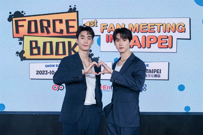 Force（左）和Book一來台就迫不及待品嘗各式各樣的美食。（無限娛樂提供）