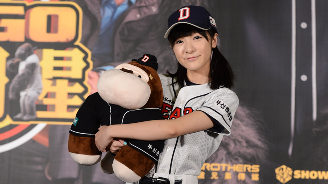 徐嬌反串飾演電影《長江七號》男主角「小迪」爆紅。(圖／中新社)