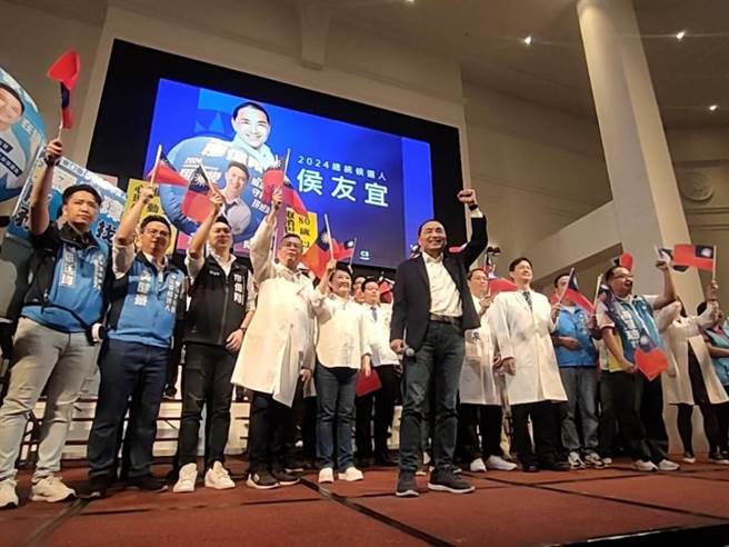 国民党总统参选人侯友宜（前中）15日至台中乌日臻爱花园饭店举办「医起守护台湾－中区医事团体侯援会」成立大会，与现场支持者齐喊「冻蒜」。（潘虹恩摄）