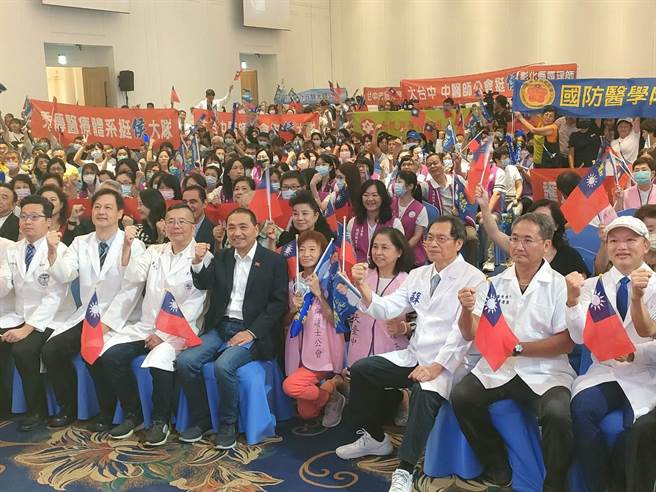 国民党总统参选人侯友宜（前排左四）15日至台中乌日臻爱花园饭店举办「医起守护台湾－中区医事团体侯援会」成立大会，逾千名医事人员到场支持，一同合影。（潘虹恩摄）
