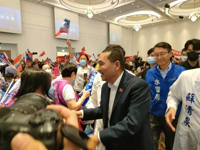 国民党总统参选人侯友宜（中）15日至台中乌日臻爱花园饭店举办「医起守护台湾－中区医事团体侯援会」成立大会，支持者争相和他握手。（潘虹恩摄）