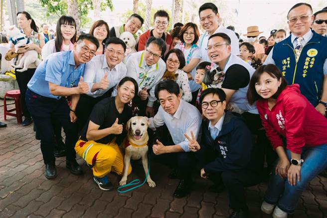 赖清德副总统（前右三）15日下午到高雄出席「2023高雄毛孩嘉年华」活动。（高雄市新闻局提供／林瑞益高雄传真）