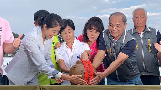 為期9天的2023世界茶博會15日在縣長許淑華等人封茶後畫下句點，相約明年再見。曾雪蒨攝