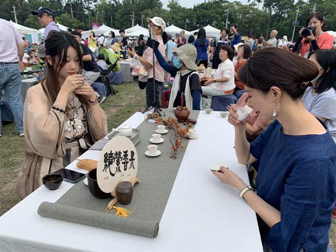 千人茶會開幕日因雨延期到閉幕日，仍吸引超過千名茶友前往。曾雪蒨攝