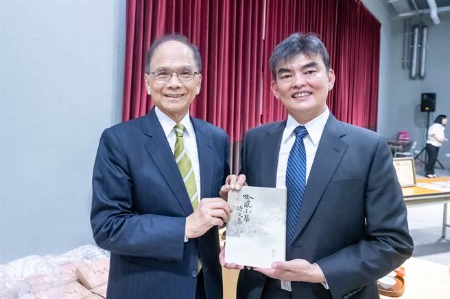 今（15日）立法院長游錫堃（左）至宜蘭人故事館，出席吳舒揚先生追思暨「吟風小築詩文集」。（立法院提供／吳佩蓉宜蘭傳真）