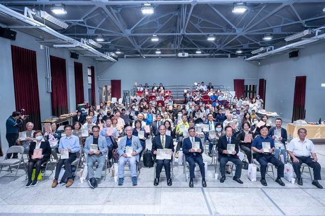 今（15日）立法院長游錫堃至宜蘭人故事館，出席吳舒揚先生追思暨「吟風小築詩文集」。（立法院提供／吳佩蓉宜蘭傳真）