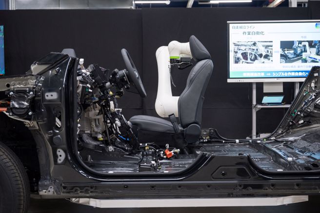 採用最新式、能量密度更高的全固态电池可能是日本车企迎战中国车企反败为胜的契机。图为丰车电动车生产线。（图／路透）