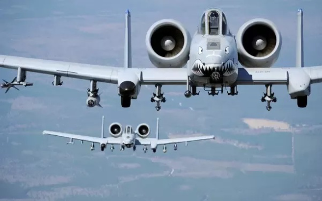 A-10C攻击机有着庞大的武器携带能力，机鼻的30公厘復仇者机炮更是有名。(图/美国空军)