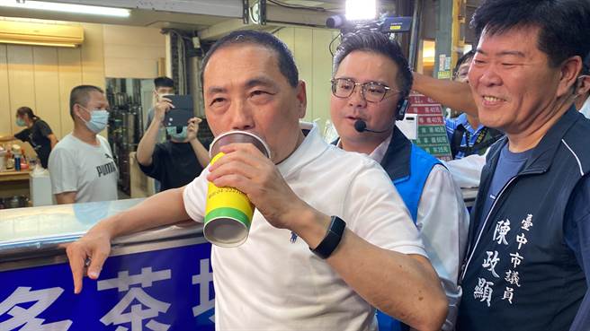 国民党总统参选人侯友宜今天到一中街喝多多茶坊的「正面的力量」，大讚好喝。（张亦惠摄）