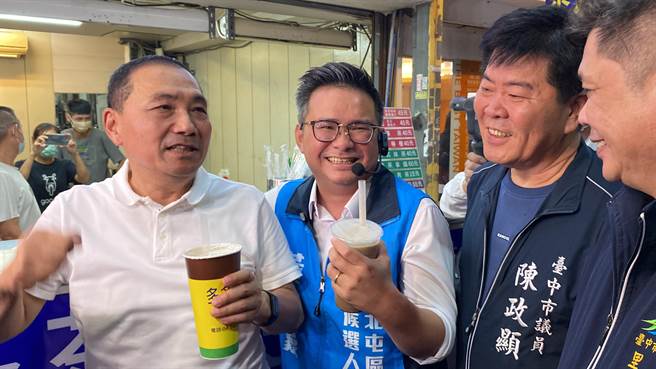 国民党总统参选人侯友宜今天到一中街喝多多茶坊的「正面的力量」，大讚好喝。（张亦惠摄）