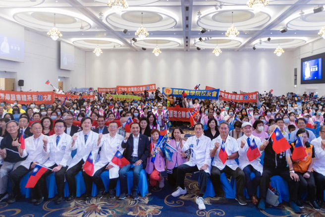 国民党总统参选人侯友宜今（15）日中区医事团体侯援会正式成立，中区后援会魏重耀总会长与现场超过2000位医界朋友高喊「侯友宜冻蒜」。（侯办提供）