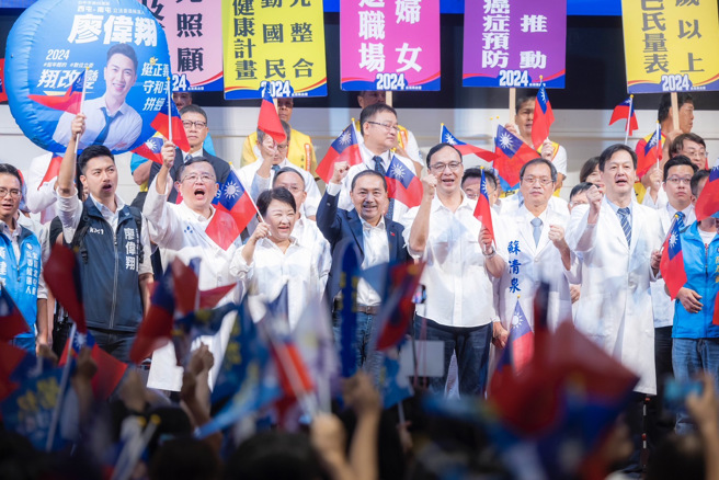 国民党总统参选人侯友宜今（15）日中区医事团体侯援会正式成立，中区后援会魏重耀总会长与现场超过2000位医界朋友高喊「侯友宜冻蒜」。（侯办提供）
