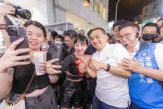 侯友宜今傍晚也在立委参选人黄健豪的陪同下，到台中一中街扫街拜票，不少年轻人看见侯友宜立刻上前抢拍。（侯办提供）