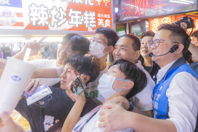 侯友宜今傍晚也在立委参选人黄健豪的陪同下，到台中一中街扫街拜票，不少年轻人看见侯友宜立刻上前抢拍。（侯办提供）