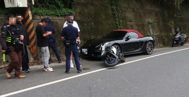 杨男摔车后连人带车滑出去，机车碰撞到停在路旁的保时捷。（翻摄画面）