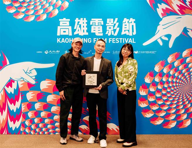 监制王威人、中导演蔡旭晟、右制片董芳伃制作的《魍神之夜》拿下臺湾组｜金火球大奖。（高雄电影节提供）