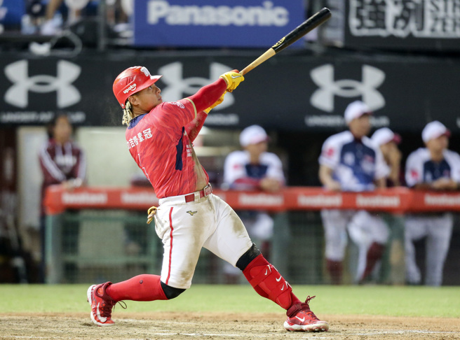 味全龙吉力吉捞．巩冠在八局上击出中外野高飞球满贯炮全垒打4分打点。（陈麒全摄）