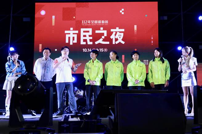 台南市長黃偉哲(左三)介紹4位台南金牌選手。(台南市政府提供／曹婷婷台南傳真)
