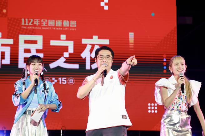 台南市長黃偉哲(中)登台獻唱小幸運。(台南市政府提供／曹婷婷台南傳真)