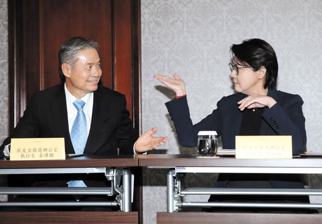 侯友宜竞选办公室执行长金溥聪（左）、柯文哲竞选办公室总干事黄珊珊（右），14日在「蓝白合」会前会记者会中，互相礼让致词。（资料照，姚志平摄）