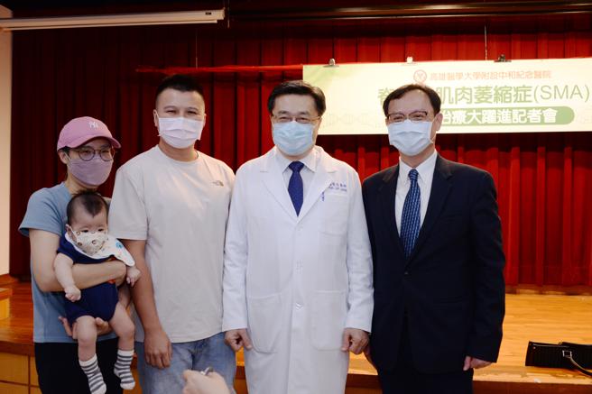 小宝在高医小儿部教授钟育志(右2)的治疗下，逐渐好转，健保署长石崇良(右1)一起分享这个喜悦。（图／高医）